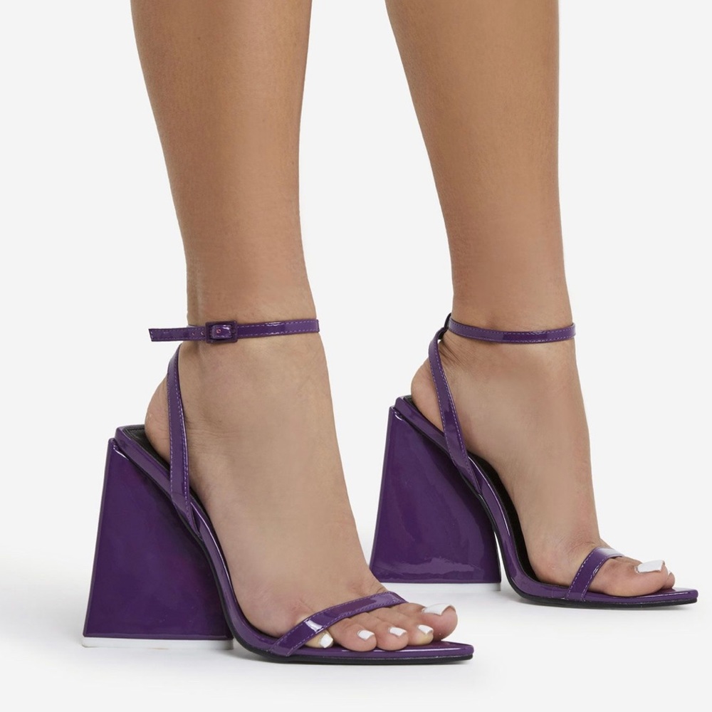 POINTED TOE STATEMENT BLOCK HEEL